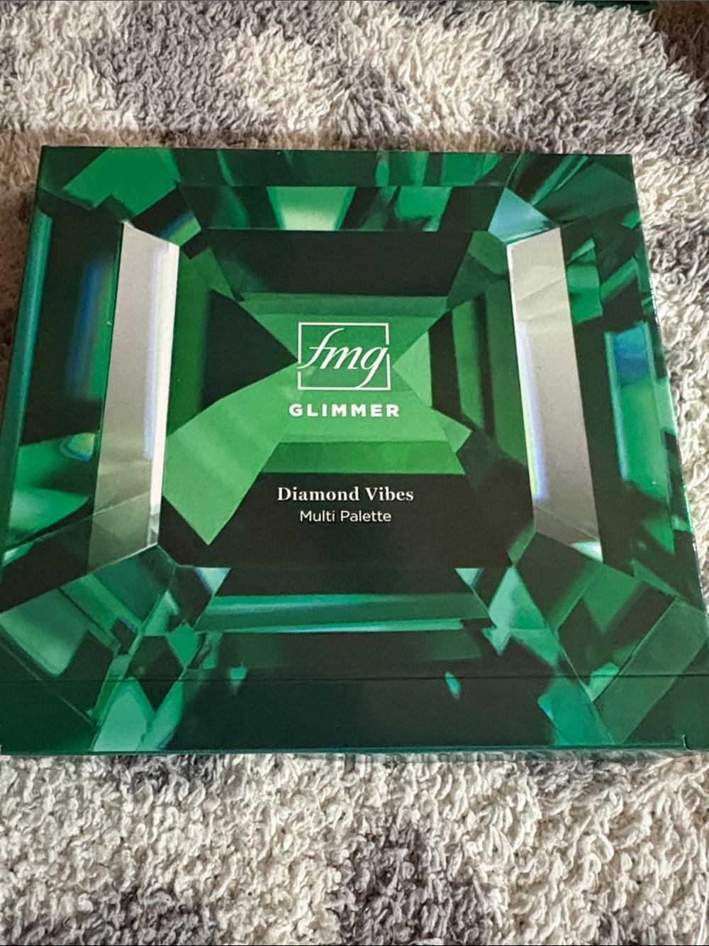 Avon Glimmer Diamond Eyeshadow Palette in Emerald Green Jewel Case
